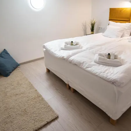Free Parking -corvin Palace Residence-3bdrm,6ppl,wifi,ac *