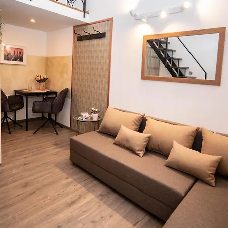 Free Parking -corvin Palace Residence-3bdrm,6ppl,wifi,ac Apartment