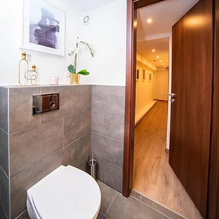 Free Parking -corvin Palace Residence-3bdrm,6ppl,wifi,ac Apartment