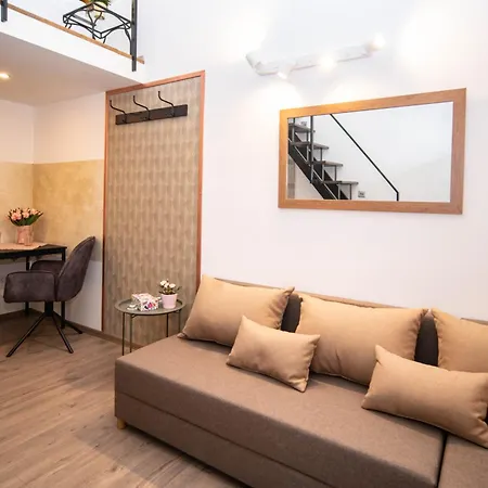 Free Parking -corvin Palace Residence-3bdrm,6ppl,wifi,ac *