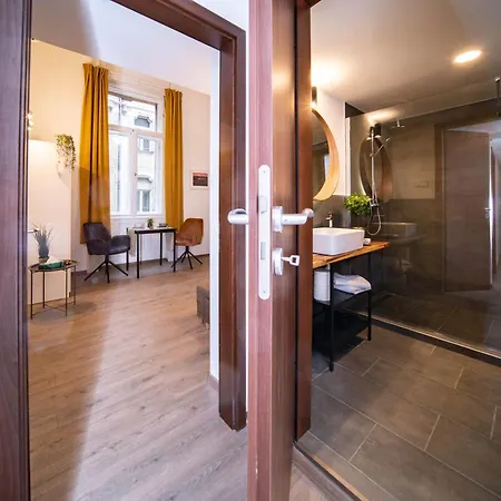 Free Parking -corvin Palace Residence-3bdrm,6ppl,wifi,ac