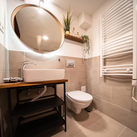 Free Parking -corvin Palace Residence-3bdrm,6ppl,wifi,ac