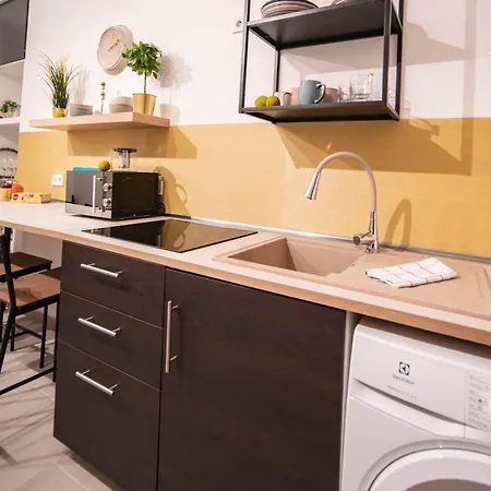 Free Parking -corvin Palace Residence-3bdrm,6ppl,wifi,ac