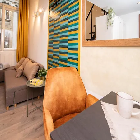 Free Parking -corvin Palace Residence-3bdrm,6ppl,wifi,ac Apartment