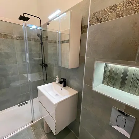 Apartament Szekely Near Deak Ferenc Square With Free Parking In Garage