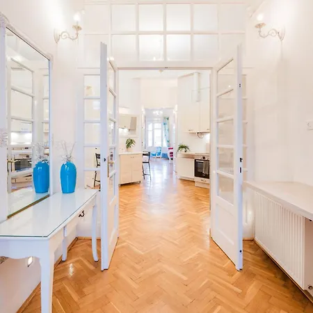 Amazing View Designer With Sauna And Jacuzzi 3 Min To Opera House Apartment Budapest