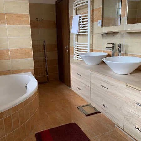 Airport Road/repter Koezeli Haz Privat Parkoloval Апартаменты *