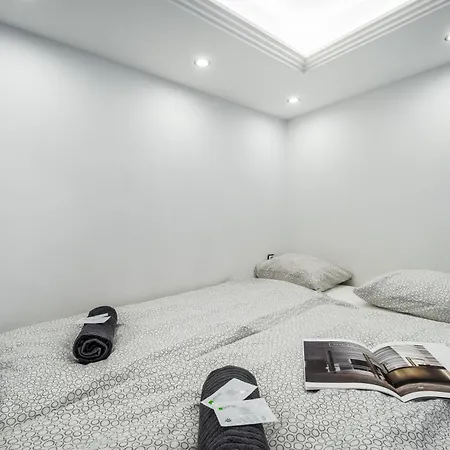 Grand Avenue Apartment *