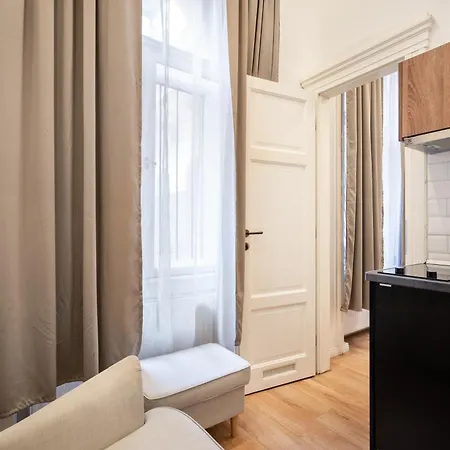 Grand Avenue Apartment *