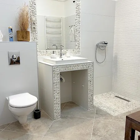 Full 2bdr Garden House Near To Downtown Metro Free Parking * Budapest