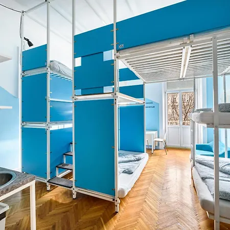 Avenue Hostal *