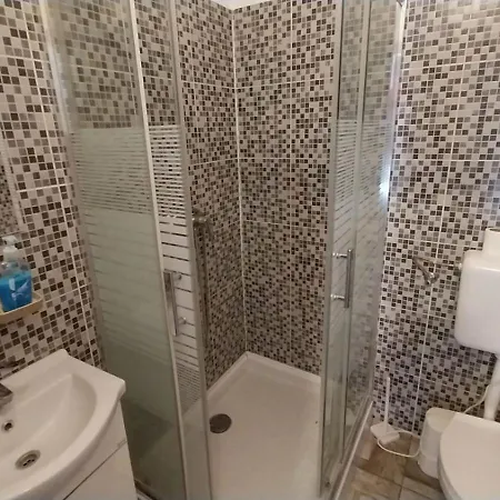 Aradi With Private Bathroom In The Centre