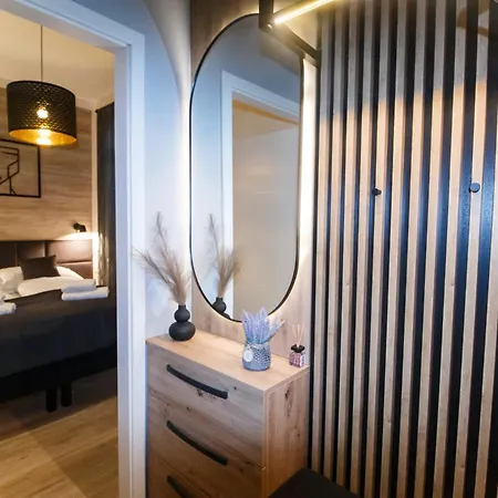 King Street Center Apartment *