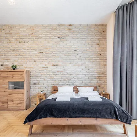 Luxurious At Center Apartment