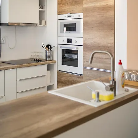 Center Penthouse - Huge Terrace And Free Parking - Tram/metro - Ac Apartment Budapest
