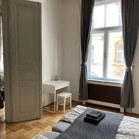 Beautiful 3 Bedroom In 7th District Budapest
