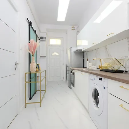 White & Gold Apartment *