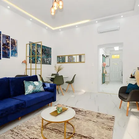 White & Gold Apartment *