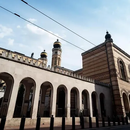 In Front Of The Synagogue Apartamento *