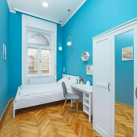 Cityscape Budget Art Deco Apartment Budapest