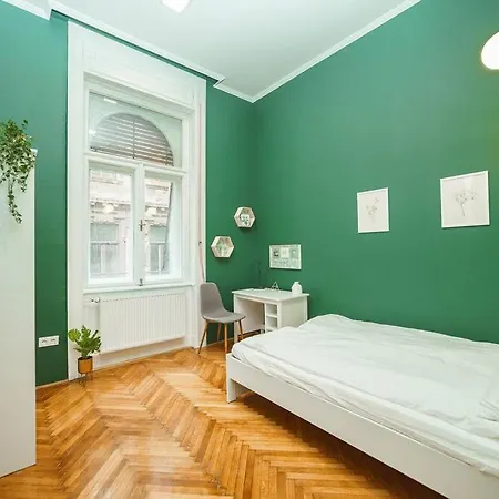 Cityscape Budget Art Deco Apartment