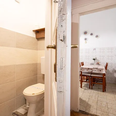 Bpr W21 Retro With Balcony Apartment