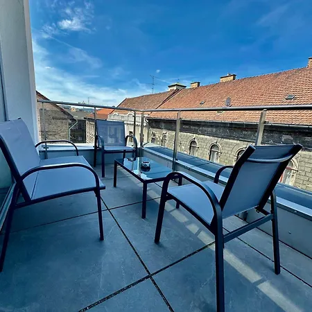 Apartment ~ Roof Terrace/ac/indoor Parking *
