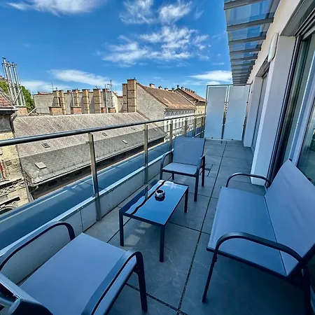Apartment ~ Roof Terrace/ac/indoor Parking