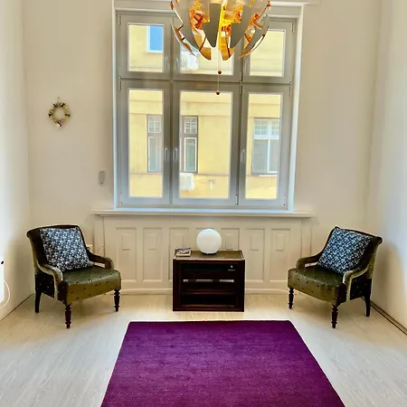 Carl Lutz River Side Danube Apartment