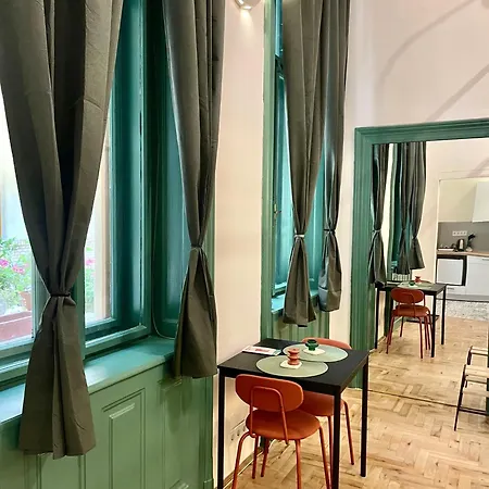 Mirror Apartment *