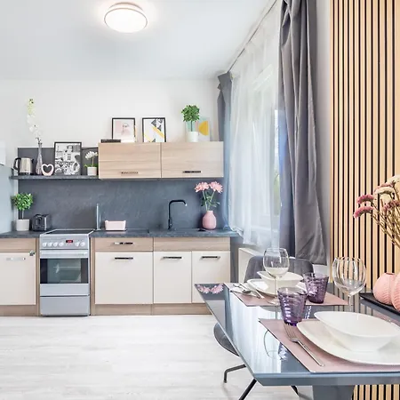 Cozy At Residential Area - Free Street Parking Apartment *