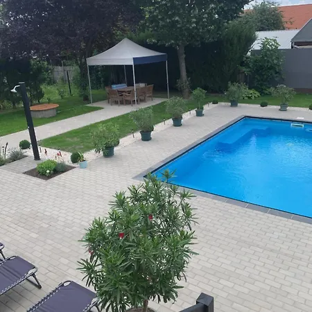 Pool And * בודפשט