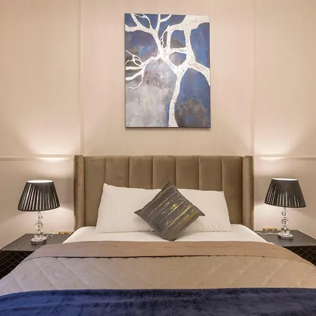 Exclusive Downtown Quentin By Prestige Homes Apartment