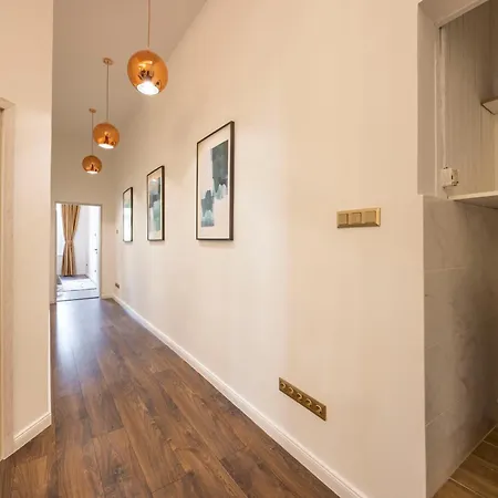 Exclusive Downtown Quentin By Prestige Homes Apartment