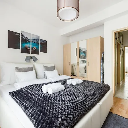 Modern Two-bedroom With Free Parking Apartment