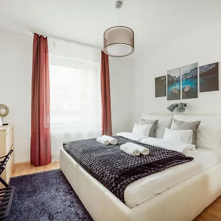 Modern Two-bedroom With Free Parking Apartment