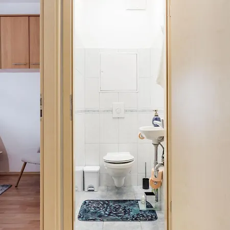 Modern Two-bedroom With Free Parking Apartment
