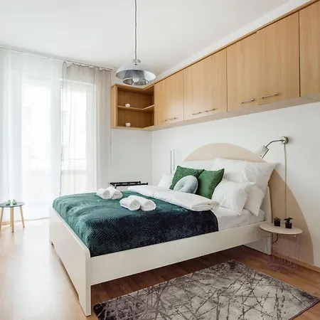 Modern Two-bedroom With Free Parking Apartment *