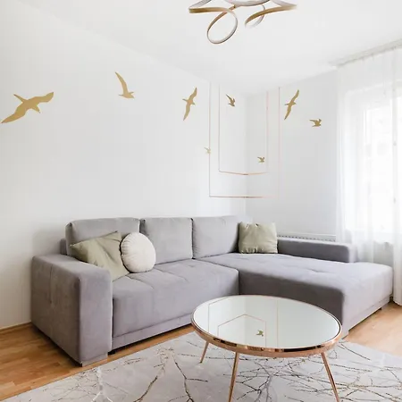 Modern Two-bedroom With Free Parking Apartment