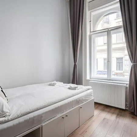 E32 - Oktogon Panorama Suite - Best Location - By Bqa Apartment *
