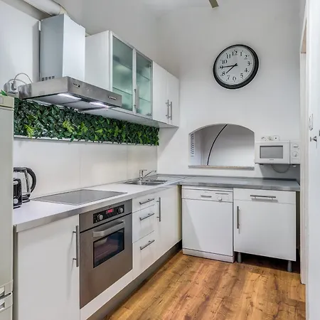 Jokai Hideaway Apartment