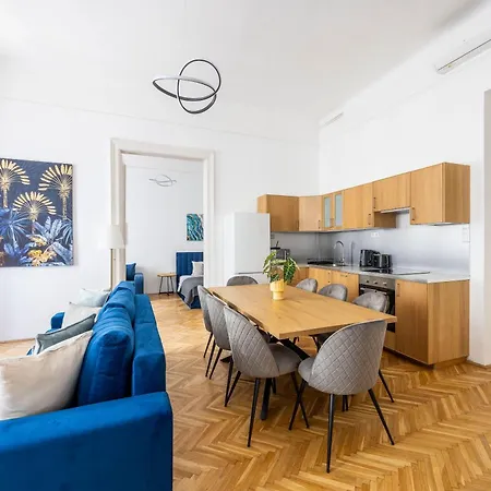 Stylish & Charming Cozy By Prestige Homes Apartment