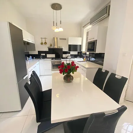 Penthouse In The Castle Apartman