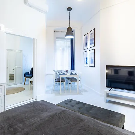 Central - Stylish - Spacious Apartment *