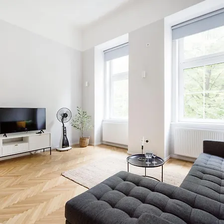 Serene And Spacious In The Centre Apartment *