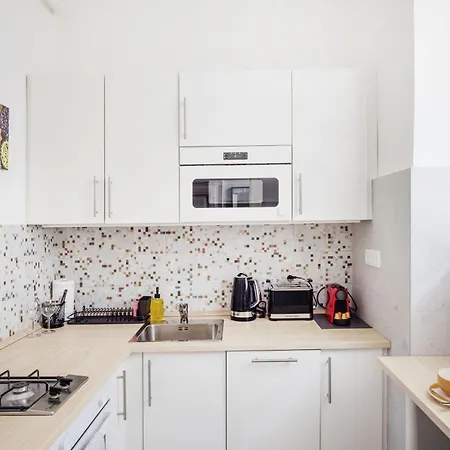 Serene And Spacious In The Centre Apartment