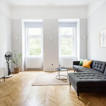 Serene And Spacious In The Centre Apartment