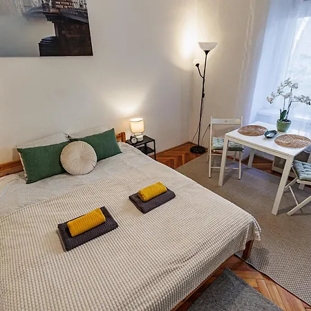 Beat Of The - Cozy Downtown Apartment