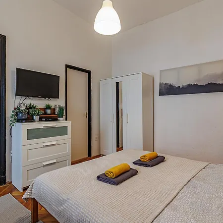 Beat Of The - Cozy Downtown Apartment