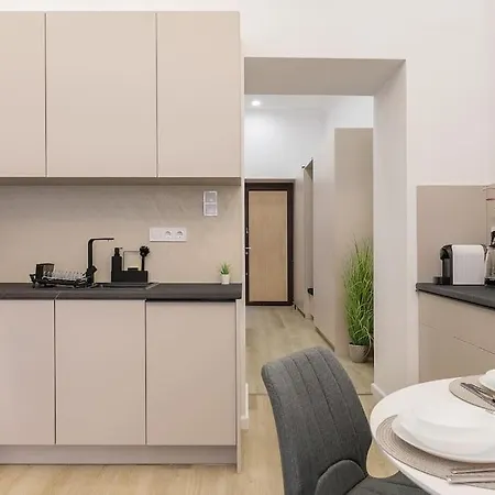 Deluxe Retreat - Free Parking Apartment